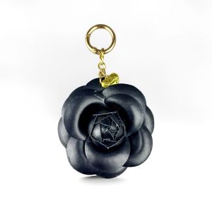 Elegant PU Leather Camellia Keychain Flower Pendant Keyring For Backpack Purse Floral Charm Gift For Women Aesthetic Decor