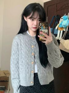 เสื้อสเวตเตอร์ถักสั้นสีเทาสำหรับผู้หญิง สไตล์วิทยาลัย คอลเลกชั่นฤดูใบไม้ผลิและฤดูใบไม้ร่วง แขนยาว ปกติ คอตั้ง ปกติ เสื้อคลุม