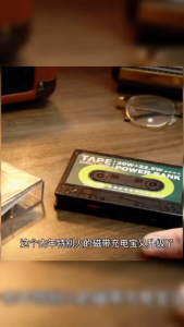 REMAX 10000mAh Retro Tape Power Bank พร้อมสายเคเบิลข้อมูลในตัวและการชาร์จเร็ว PD 20W สำหรับโทรศัพท์มือถือ