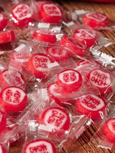 Creative Handmade Double Happiness Character Sugar Candy Fruit Flavor Wedding Celebration Love Heart Shaped Hard Candy Snacks