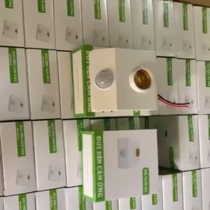 Đui đèn cảm ứng hồng ngoạiĐui đèn cảm ứng khi có vật chuyển động chất liệu PC cao cấp đuôi đèn cảm biến hồng ngoạithích hợp với mọi loại đèn