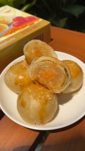 เปี๊ยะหอมไข่เค็ม 1 กล่อง เอกชัยสาลี่สุพรรณ ขนมไทย ขนม