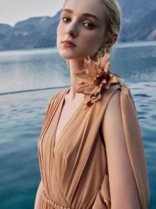 ชุดเดรสยาวคอวีแขนกุดสีน้ำตาล กระโปรงทรงเอเข้ารูป ผ้าโพลีเอสเตอร์ 100% ฤดูใบไม้ผลิและฤดูร้อน ชุดเดรสยาวคอวีเข้ารูป