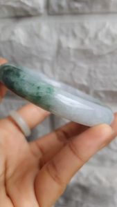 J231กำไลหยกพม่าสีขาวอมม่วงอ่อนๆ แซมเขียวเนื้อวุ้น