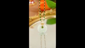 หินธรรมชาติหินสร้อยคอคริสตัลสร้อยคอ สีเขียวอ่อน โลหะผสมอัลลอยด์ สร้อยคอนำโชค ของใหม่ ง่ายๆ จี้สร้อยคอ ผู้หญิงผู้ชาย