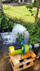 Jual pompa air hemat listrik semburan super kencang type JET 675 pipa in out 2.5 dim cocok untuk pengisian kolam ikan siap kirim Madura