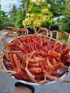 หมูพวงแดดเดียว ขนาด 500 กรัม 215 บาท เป็นเมนูทอดหรือย่างกินกับข้าวสวยหรือข้าวเหนียวร้อนร้อนแนะนำให้ทอดกระเทียมพริกขี้หนูร่วมด้วยเพื่อเพิ่มอรรถรสในการทาน หรือจะเป็นเมนูกับแก้ม