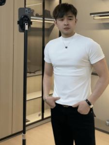 เสื้อยืดแขนสั้นทรงสลิมฟิตสำหรับผู้ชาย คอตั้งครึ่งตัว แขนสั้น ทรงเข้ารูป ผ้าผสมคอตตอนและยางยืด สีขาว ทรงพอดีตัว