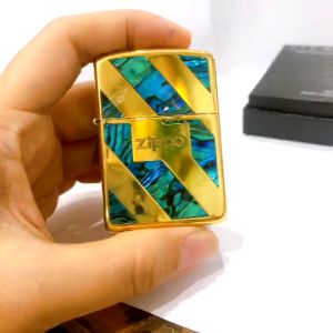 Hộp quẹt Zippo Armor vỏ dầy khắc chìm Zippo ngang cẩn xà cừ 4 sọc chéo hàng loại 1 vỏ bằng đồng có tem đỏ