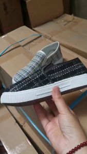 รองเท้าผ้าอเนกประสงค์ รองเท้านิ้วเท้ากลมที่ทันสมัย รองเท้าลําลองพื้นนุ่มระบายอากาศของผู้หญิงเกาหลี