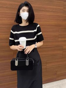 Unique ดีไซน์ Ice ผ้าไหม ลายทาง เสื้อยืดแขนสั้นผู้หญิง ฤดูร้อน สไตล์ฝรั่งเศส ถัก เสื้อท่อนบน ชุดเล็ก หลวม Fit คอกลม