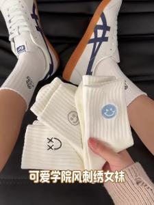 White Cotton Seamless Embroidered Sweat-absorbent Crew Socks