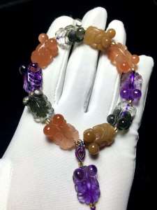 สร้อยข้อมือปลาทองคริสตัลธรรมชาติที่ดีที่สุดแกะสลักอย่างสวยงามคริสตัลโปร่งใสกำไลถูกแกะสลักด้วยคริสตัลสีแดงผมกระต่ายสีเหลืองผีสีเขียวอเมทิสต์️ใส่รุ้งทุกปีของขวัญมากขึ้นนำผลิตภัณฑ์ที่ดีของตัวเอง