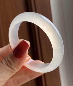 Vòng kiềng bản hẹ Chaceldony màu Bạch nguyệt quang ni tay 48-58 cho nữ