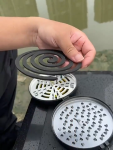 【Longlong】ถาดใส่ยากันยุง กล่องใส่ยากันยุง ตะแกรงยากันยุง พลาสติกหนา หมุนหรี่ควันได้ ตะขอเกี่ยว มีตัวล็อกฝากล่อง