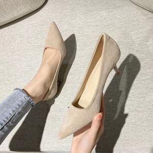 รองเท้าส้นสูงหนังนิ่มสำหรับผู้หญิงในช่วงฤดูใบไม้ผลิและฤดูร้อน พื้นยางกันลื่น ทรงหัวแหลม รองเท้าทำงานสีดำแบบสวมสบายสำหรับผู้หญิง