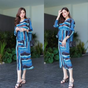 ชุดเซตผ้าอัดพลีทเนื้อสวย  ไฮโซววแบบงาน Brand ชนชอปไปเลยจร้าาาาาาาาา  เสื้อแพตเทิร์น สวยเกร๋  ทรงคอปาดแขนยาว พิมพ์ลายกราฟฟิค 〽️〽️ เพิ่มความเกร๋กรุบ ด้วยการตัดปลายพู่  ฟรุ๊งฟริ๊ง สวยงามมว้ากกกกกก       กระโปรงอัดพลีททรงสอบ  ตรงยาว งานยืดหยุ่นได้เยอะ สวย หรู