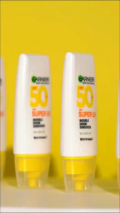 GARNIER Super UV Invisible Serum Sunscreen SPF 50+ PA++++ Vitamin C Skin Care - 30ml (Sunblock Untuk Kulit Cerah Terlindungi)