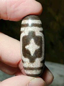 Aged Tibetan Xang Xung (Zhang Zhung) special totem Vishva-vajra Safe & Sound Blessings Dzi with lots of fine red spots (with certificate necklace string)