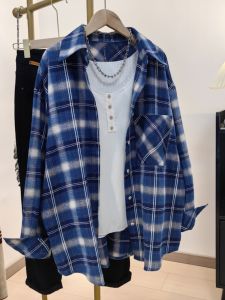 เสื้อเชิ้ตแขนยาวสีน้ำเงินลายสก็อตสำหรับผู้หญิง ทรงหลวม ลำลอง สวมใส่สบาย ฤดูใบไม้ร่วง 2024 เสื้อเชิ้ตคอโปโลผ้าฝ้ายแท้
