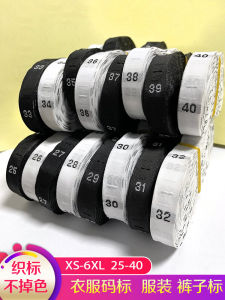 แท็กป้ายเสื้อผ้าขาวดําสําหรับขนาดและเสื้อผ้า มีจําหน่ายในสต็อก ด้านหน้าสีขาวและด้านหลังสีดํา เหมาะสําหรับกางเกงและสเวตเตอร์