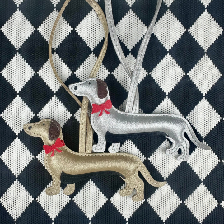 M%E1%BA%B7t%20D%C3%A2y%20Chuy%E1%BB%81n%20T%C3%BAi%20Da%20Ch%C3%B3%20Dachshund%20Thanh%20L%E1%BB%8Bch%20V%E1%BB%9Bi%20N%C6%A1%20%C4%90%E1%BB%8F,%20Qu%C3%A0%20T%E1%BA%B7ng%20Cho%20Ng%C6%B0%E1%BB%9Di%20Y%C3%AAu%20Ch%C3%B3,%20Thi%E1%BA%BFt%20K%E1%BA%BF%20Th%C3%A2n%20D%C3%A0i,%206%20M%C3%A0u%20S%E1%BA%AFc,%20Ph%E1%BB%A5%20Ki%E1%BB%87n%20D%E1%BB%85%20Th%C6%B0%C6%A1ng%20D%C3%A0nh%20Cho%20Ng%C6%B0%E1%BB%9Di%20Y%C3%AAu%20Ch%C3%B3%20-%20Image%207