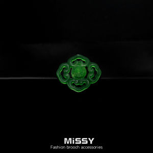 Retro Green Hollow out Magnetic Safety Pin Decorative Lapel Pin for Mens Suit Anti-Light Western Fashion Accessory