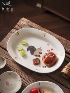 Creative Hand-Painted Squirrel Ceramic Plate Vintage Style Western Dinner Plate Shallow Japanese Style Coarse Clay Plate