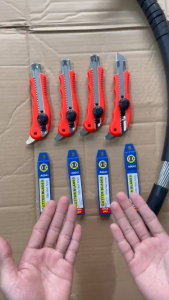 Dao rọc đa năng có nạy vỏ cáp và hộp 10 lưỡi dao 18mm A0041 hiệu C MART