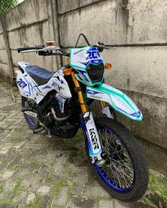 DECAL STIKER FULLBODY KLX SM150 WARNA BIRU KOMBINASI NOMOR HOLOGRAM PREMIUM BEBAS CUSTOM