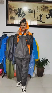 EOSM ชุดกันฝน ครบชุด ชุดกันฝน เสื้อกันฝนมอเตอร์ไซค์ เสื้อกันฝน มีแถบสะท้อน แฟชั่น ระบายอากาศ กันน้ำ ใส่ได้ทั้งชาย-หญิงแสง Rain coats