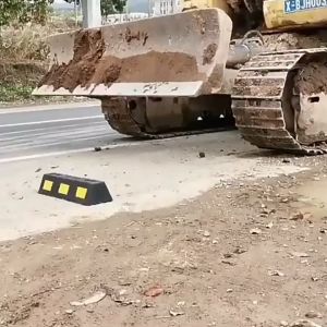 【SSL】Rubber Stopper Rubber Curb Parking Block Wheel Stopper Penahan Tayar Parking Lot Speed Bump Stopper Rubber Parking deceleration stop rubber FOC 2x screw