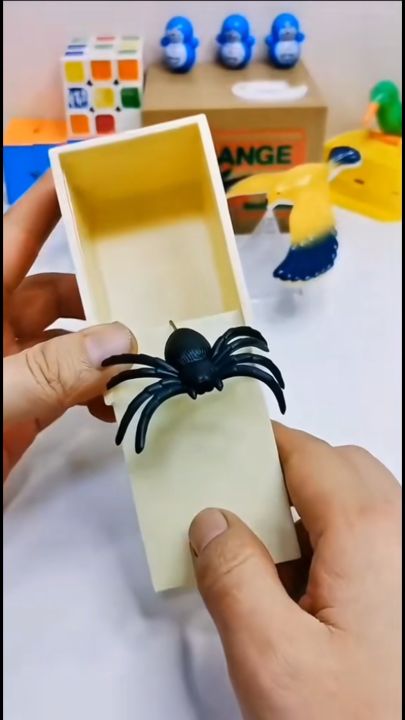 2-teiliges Spinnen Scherzartikel Set - Realistische Spring-Spinnen Für Halloween Und Streiche