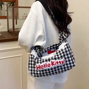 MOUSSON  กระเป๋าสะพายข้างลายตารางน่ารักสำหรับผู้หญิง 2025 ใหม่ ลายการ์ตูนเฮลโลคิตตี้ ขนาดใหญ่ ทำจากผ้าใบ เหมาะสำหรับนักเรียนและใช้ในชีวิตประจำวัน