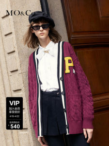 เสื้อสเวตเตอร์คอวีแขนยาว MoCo ทรงหลวม ผ้าขนแกะผสม ทรงหลวม สไตล์ฤดูใบไม้ร่วงและฤดูหนาว สีแดง แฟชั่นสตรีท