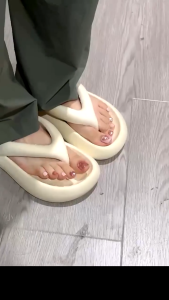 รองเท้าแตะ ส้นหนาสำหรับผู้หญิง สวมใส่สบายน้ำหนักพอดี รองเม้าแตะหูหนีบ ทันสมัย รองเท้าแตะแฟชั่น เทรนสุดฮิต สีสัยสดใส เป็นยางทั้งหมด ด้านในไม่กลวง