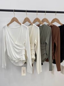 เสื้อยืดแขนยาวทรงหลวมสำหรับผู้หญิง ทรงหลวม ดีไซน์พิเศษ ทรงหลวม สไตล์ลำลอง ฤดูใบไม้ร่วง 2025 คอตั้ง