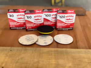 กระดาษทราย เบอร์ 100 กระดาษทรายกลมหลังขน กระดาษทรายกลมหลังสักหลาด 4 นิ้ว (100 mm) ตรา SHARK หน้าทรายสีแดง จํานวน 12 แผ่น