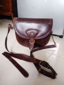 Tas sling kulas preloved branded original kondisi apaadanya kondisi badan tas masih kokoh tapi warna kulitnya sdh banyak yg pupus spt difoto dan video tali panjangnya sdh kering fan patah patah spt di foto trakhir dan video size 205x19