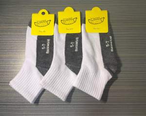 ถุงเท้าเด็กนักเรียนสีขาวพื้นดำหนึ่งแพคมี 6 คู่ 12 คู่ ขนาด 4-6 ถึง 9-12 เท่ากับทีฟรีใส่