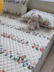 ชุดผ้าปูที่นอนกันน้ำ ผ้าปูที่นอนบุนวมหนา กันน้แผ่น แผ่นถ่ายน้ำมัน แผ่นซักระบายอากาศได้ 3.5 ฟูต์ 6 ฟูต์