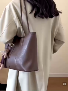 Túi xách túi TOTE11  nữ gấu ngẫu nhiên bản to đựng vừa A4 laptop chất liệu da PU cao cấp bền đẹp. Thiết kế đơn giản phong cách hottrend dễ phối đồ - kèm charm