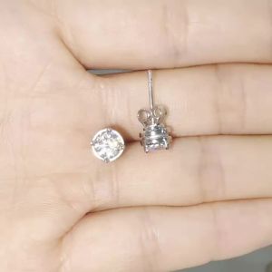A Pair of 925 Silver Moissanite Simple Four-Claw Mens and Womens Couple Earrings Suitable for Daily Wear and Marriage