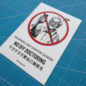 No DIY Doctoring. Dilarang Jadi Doktor Sendiri. 千万千万不要自己做医生. Premium Sticker. Funny Doctor Clinic Healthcare Poster Lucu