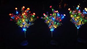 ไฟโซล่าเซลล์ ไฟประดับสวนกลางแจ้ง ไฟปักสนามLED ใช้พลังงานแสงอาทิตย์ Solar LED Flower Light