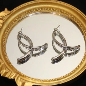 อินเทรนด์ ไม้กางเขนเกาหลี ดีไซน์ ผู้หญิง ต่างหู เข็มเงิน เจาะ ด้านหน้าและด้านหลัง เรียบหรู เครื่องประดับแฟชั่น เครื่องประดับ