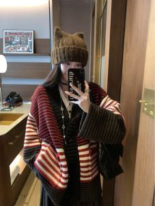 เสื้อสเวตเตอร์ถักหนาลายทางสีแดงสำหรับผู้หญิงในฤดูใบไม้ร่วงและฤดูหนาว เสื้อคาร์ดิแกนเปิดไหล่แบบหลวมๆ สไตล์เกาหลี INS แฟชั่นใหม่