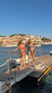 YUKARI SWIM 2 Piece Bikini Red ชุดว่ายน้ำ เอวสูง บิกินี่ ชุดชายหาด นุ่มสบาย ซัมเมอร์ ฟองน้ำเสริมหน้าอกถอดเปลี่ยนได้ แห้งเร็ว สไตล์ฝรั่งเศส สายฝอ รุ่นใหม่