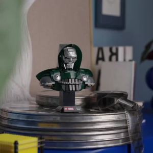 LEGO Super Heroes Marvel 76345 Doctor Doom Bust (379 Pieces)