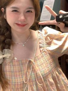 เสื้อเชิ้ตแขนสั้นลายสก็อตคอเหลี่ยมทรงหลวมสำหรับผู้หญิงในช่วงฤดูร้อนปี 2024 เสื้อผ้าทำงานแขนพองคอเหลี่ยมลายสก็อตป้องกันรังสียูวี